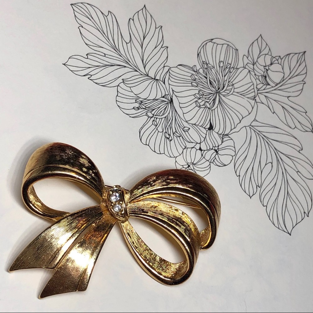 ❣️4/$15 Avon Gold Tone Rhinestone Bow Brooch